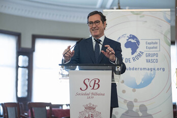 El presidente de la CEOE, Antonio Garamendi, durante su charla en la Sociedad Bilbaína.