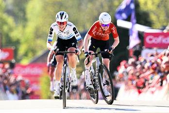 Vollering supera a Pieterse por centímetros en la meta de la Flecha Valona.