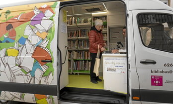 Lizarraldeko bibliobusa Santsol herriko bizilagunei zerbitzua ematen.