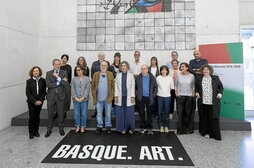 Representantes institucionales, artistas y familiares de la representación de 1976.