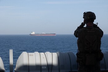   Un marine, a bordo del transporte anfibio USS New Orleans, durante el bloqueo impuesto a los puertos iraníes.