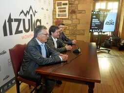 Javier Riaño, Xabier Txurruka eta Inaxio Illarramendi, ibilbidearen aurkezpenean.