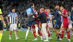 Remiro es sujetado por su excompañero Diego Rico al término del encuentro.