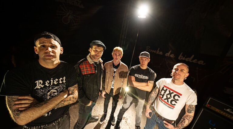 Garratz taldeak ‘Bidoi bete gasolina’ diskoa aurkeztuko du zuzenean.