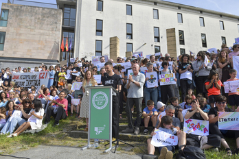 Agerraldi jendetsua egin zuten ikastolek Nafarroako Hezkuntza Departamentuaren aurrean.