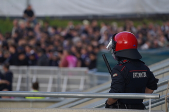 Un ertzaina ante el estadio de Anoeta en los prolegómenos de un partido en 2024.
