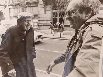 Xabier Sánchez Erauskin junto al escritor José Bergamín en una imagen de inicios de los 80.