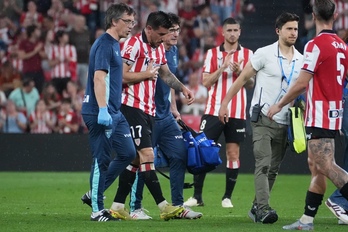 Yuri deja el terreno con la mano en el pecho tras un problema leve que generó preocupación.