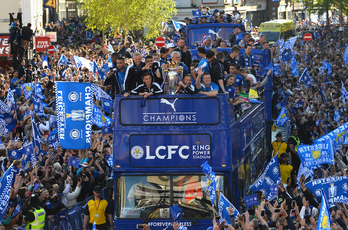 Multitudinaria celebración de la Premier conseguida por el Leicester hace una década.