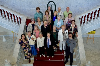 Parte de las personas que han participado en ‘Aldapa’ posa en las escalinatas del Victoria Eugenia.