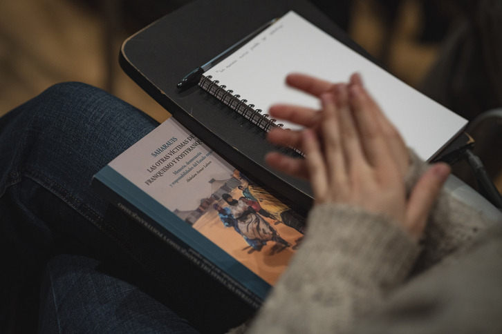 Presentación en Bilbo del libro, "Saharauis, las otras víctimas del franquismo y posfranquismo" de Abdeslam Aomar, presidente de la Asociación de Familiares de Presos y Desaparecidos Saharauis.