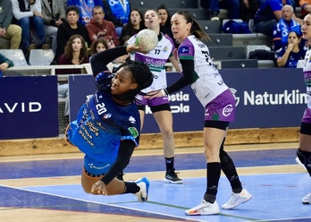 Lyndie Tchaptchet culmina una jugada de un partido en el Josean Gasca.