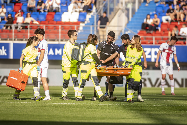 Martón anima a Nolaskoain, retirado en camilla tras lesionarse el tobillo en el partido frente al Huesca.