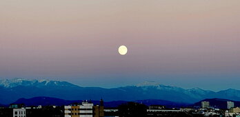 Bi alde omen dauzka ilargiak. Batzuetan, ezkutatzen dugunak ageri du nor garen.