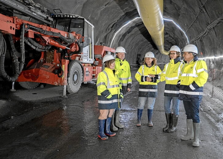 Visita a las obras de la Línea 5 de la diputada general, Elixabete Etxanobe, y de la consejera de Movilidad Sostenible, Susana García Chueca.