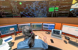 Operario en un centro de control de suministro eléctrico.