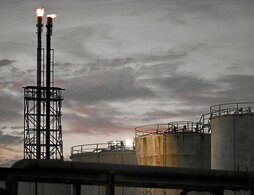 Erregai fosilak nagusi izaten jarraitzen dute munduan.