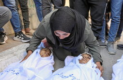 La madre de Salah y Abdullah al-Abed, de 9 y 12 años, llora la muerte de los niños que Israel mató el miércoles en Beit Lahia.