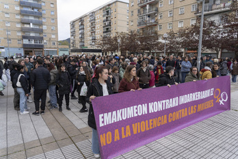 Concentración de denuncia del movimiento feminista, en la calle en que ocurrió la muerte.