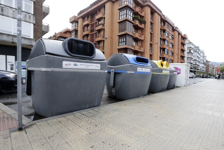 Contenedores de recogida de residuos en una calle de Getxo.