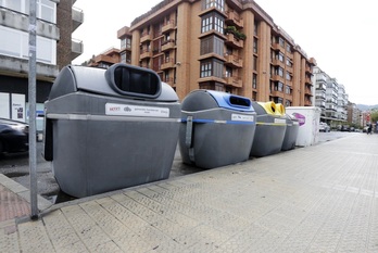 Contenedores de recogida de residuos en una calle de Getxo.