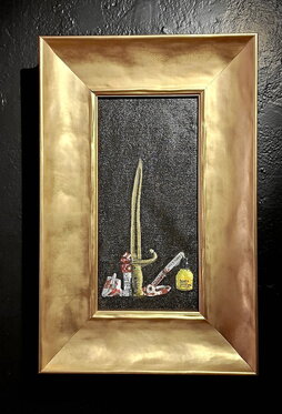 El gasteiztarra Iban Arroniz muestra algunas de sus obras en la exposición «Penthouse Stilleven», que se puede visitar hasta finales de mayo en la planta subterránea de la librería Zuloa.