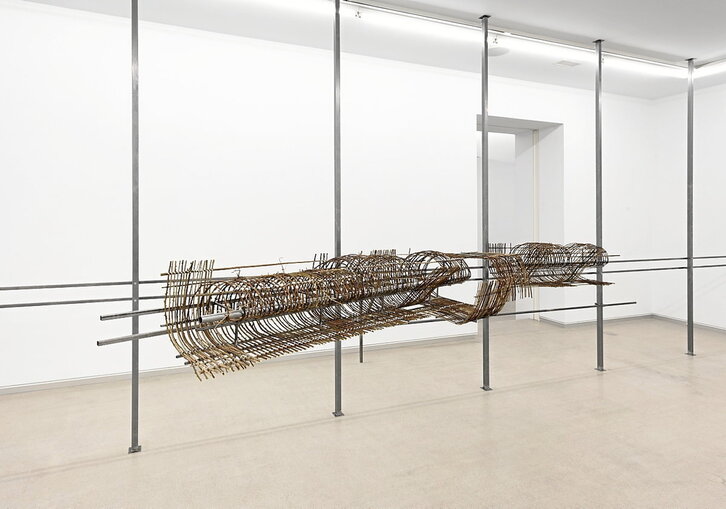 «Did I say I miss you? (Bilbao)» es una obra del artista mexicano Jorge Satorre, que se puede visitar hasta el 9 de mayo en la galería bilbaina Carreras Múgica. La escultura de grandes dimensiones combina una estructura de acero con ramas de zarza y avellano. (Cortesía de la galería Carreras Múgica)