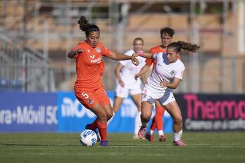 Paula Fernández y Esther Laborde en el partido de Liga F entre Madrid CFF y Real Sociedad.