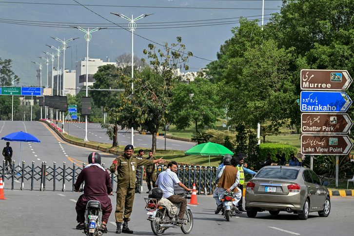 Un agente de seguridad regula el tráfico en una carretera cerrada que conduce a la «zona roja» de Islamabad.