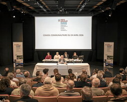 Esker oneko hitzekin hasi zuen hitzaldia Alain Iriartek.