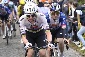 Pogacar, con el maillot arcoíris, y Evenepoel, en el Tour de Flandes. 