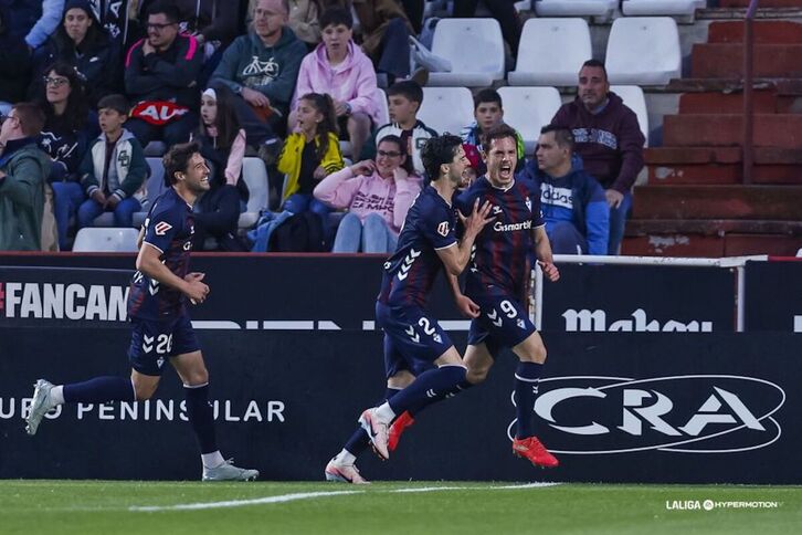 Bautista celebra el primer gol con sus compañeros.