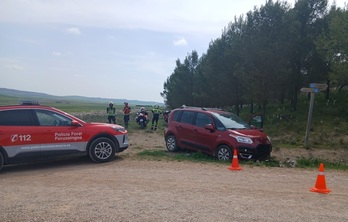 Agentes de la Policía Foral en el lugar del accidente mortal.