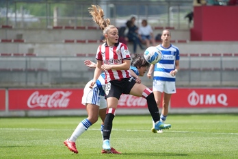 Sara Ortega y Miku pelean por el balón en el partido de Liga F entre Athletic y Granada.