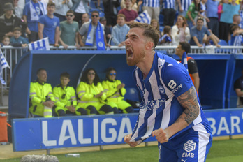 Toni Martínez celebra su doblete ante la explosión de Mendizorroza