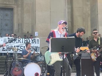 El Drogas, junto a Gorka Urbizu, en el concierto ofrecido al pie de Los Caídos. 