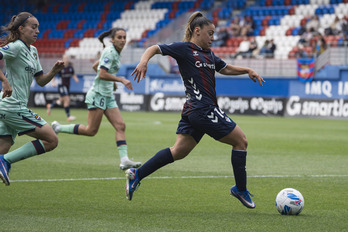 Iara Lacosta conduce el balón en el partido de Liga F entre Eibar y Levante.