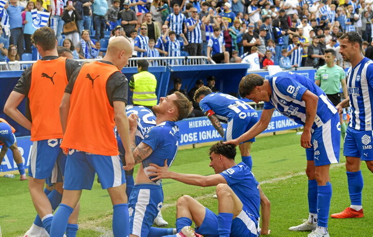 Los jugadores del Alavés celebran el segundo gol ante el éxtasis de Mendizorroza.