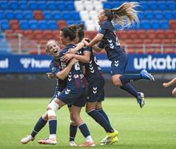Garazi celebra con sus compañeras el gol que doblaba la ventaja azulgrana.