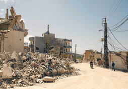 Abajo, Al-Mansouri, donde las fuerzas israelíes perpetraron una masacre tras la entrada en vigor del alto el fuego. A la derecha, funeral en Qlaieh, situada en el borde de la «línea amarilla».