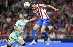 Guruzeta pugna con Ruggieri por un balón.
