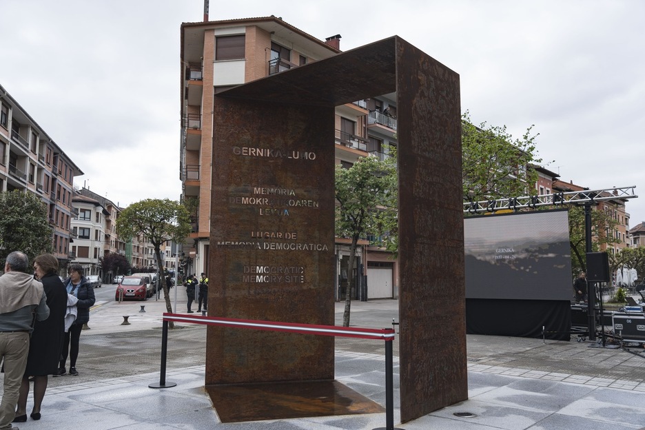 Inauguración de una escultura en acero que simboliza una «puerta a la paz»