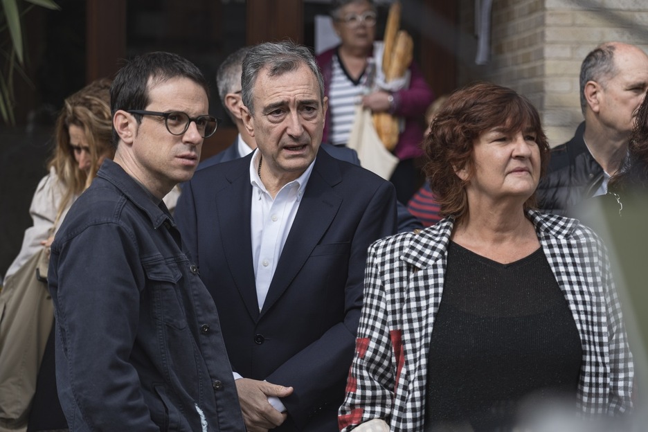 Aitor Esteban y Pello Otxandiano durante la inaguración de la escultura de acero que simula una «puerta a la paz»