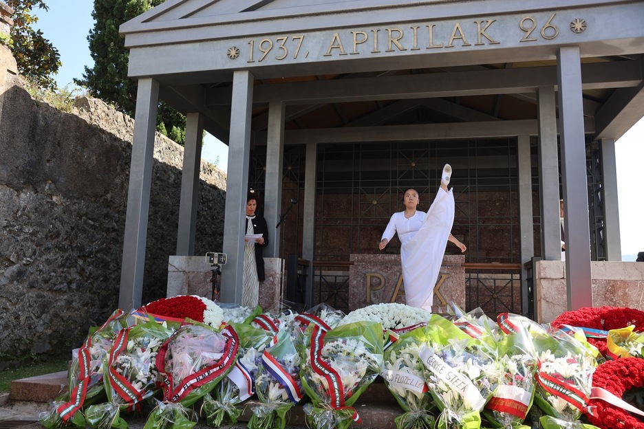 Homenaje y ofrenda floral en el cementerio de Zallo.