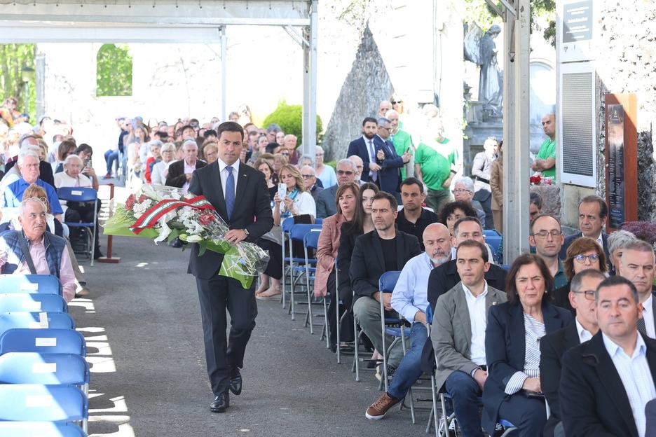 Imanol Pradales hace entrega de un ramo de flores en Zallo.