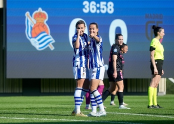 Lavogez y Moraza celebran el gol de la francesa en el partido de Liga F entre Real y Madrid CFF.