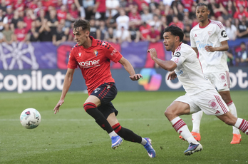 Aimar Oroz conduce el balon ante la mirada de un rival.