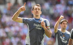 Mikel Oyarzabal se dirige a los aficionados tras el segundo gol.