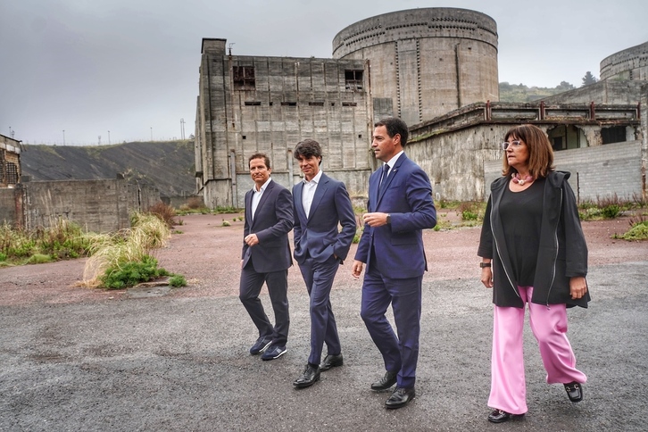 Representantes de Sea Eight y Atital, junto a Pradales y Barredo, en las ruinas de la central de Lemoiz.