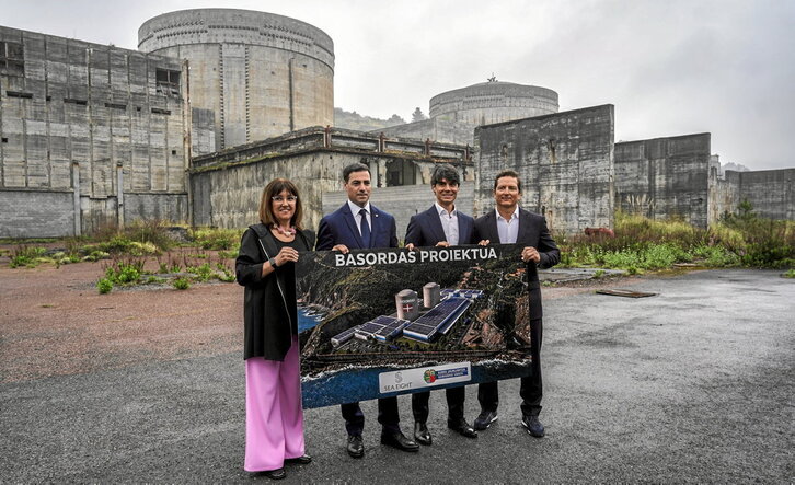 Amaia Barredo, Imanol Pradales, Aritza Rodero y Jaime León sostienen un cartel del proyecto.